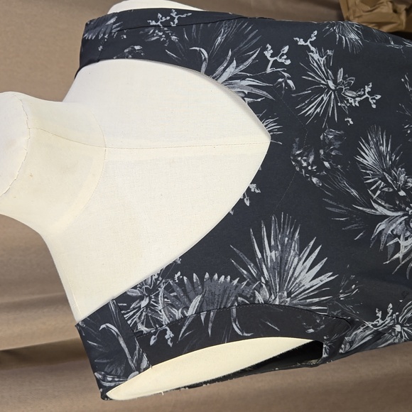 Fig Clothing black & grey floral sleeveless V-neck blouse top, size small - Picture 3 of 10